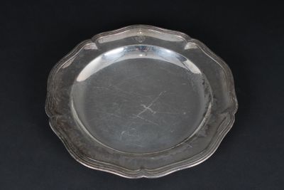 Large plat rond, demi-creux, à cinq contours moulurés de fil… - Photo 1