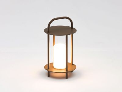 l'image d'une petite lanterne avec une lumière à l'intérieur