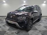 une photo d'une dacia grise garée sur un sol en damier