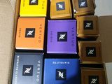 plusieurs boîtes de cigarettes sont empilées les unes sur les autres
