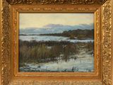 une peinture à l'huile représentant un lac avec des roseaux et des montagnes en arrière-plan