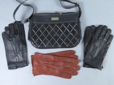 trois paires de gants, un sac à main et une paire de gants