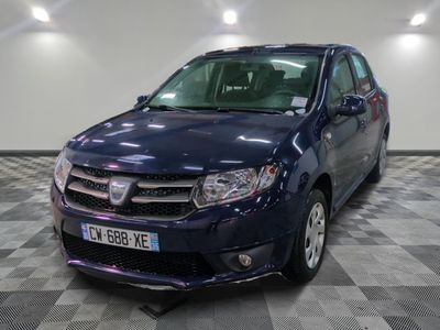 une photo d'une voiture bleue garée dans un garage