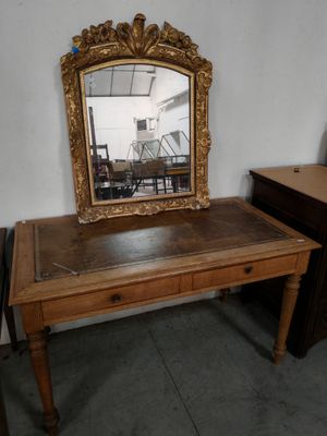 un bureau en bois surmonté d'un miroir