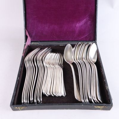many spoons and spoon spoons in a case