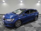 une voiture bleue garée dans un garage au sol en damier
