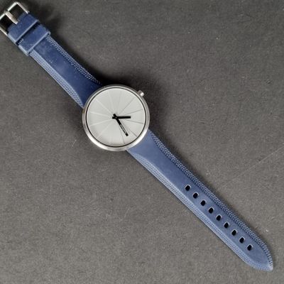 La montre est posée sur la table, à côté du bracelet.