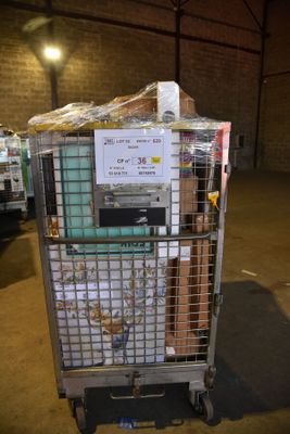 un chariot sur lequel sont posés de nombreux cartons