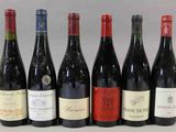 six bouteilles de vin sont alignées sur une table