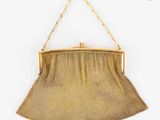 un sac à main ancien en maille dorée avec une anse en chaîne