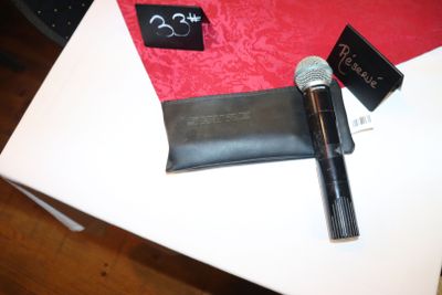 un micro et un portefeuille posés sur une table