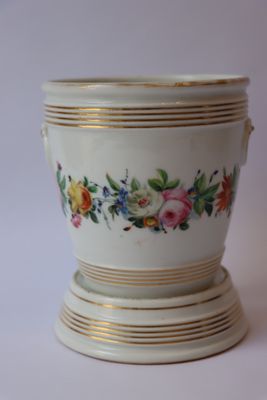 un gros plan d'un vase sur lequel est posé un bouquet de fleurs