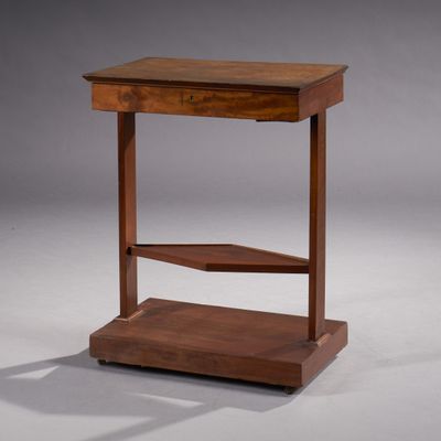 Table travailleuse de forme quadrangulaire en acajou et plac…