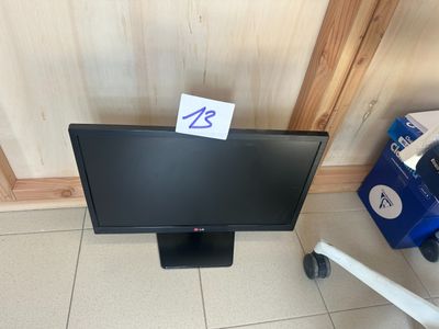 un écran d'ordinateur posé par terre à côté d'une chaise
