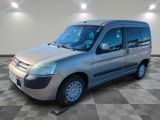 la camionnette argentée est garée sur le sol à carreaux d'une pièce