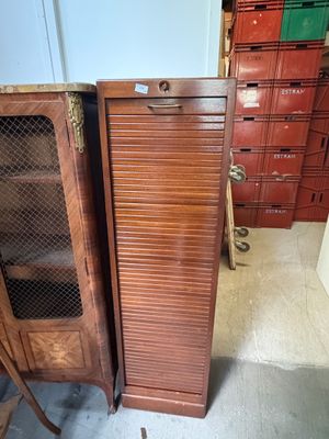 une armoire surmontée d'une porte vitrée