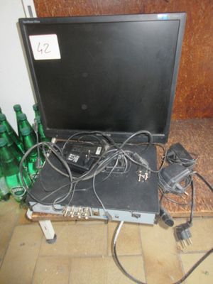 un ordinateur portable posé sur une table, à côté d'un tas de bouteilles