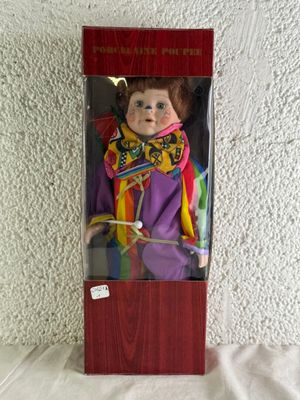 une poupée qui se trouve dans une boîte posée sur une table