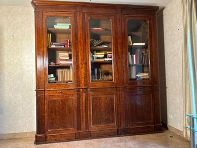 une bibliothèque remplie de livres dans un salon