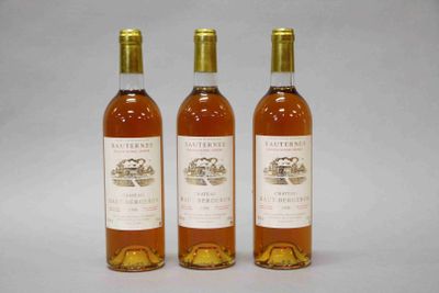 trois bouteilles de vin posées l'une à côté de l'autre sur une table