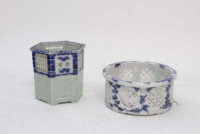 Réunion de deux brûle parfums en porcelaine de Chine à décor…