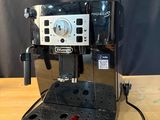 une photo d'une machine à café posée sur une table en bois