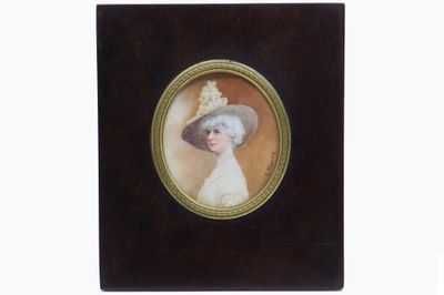 portrait d'une dame vêtue d'une robe blanche et d'un chapeau