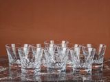 six verres posés sur une table en marbre, sur fond marron