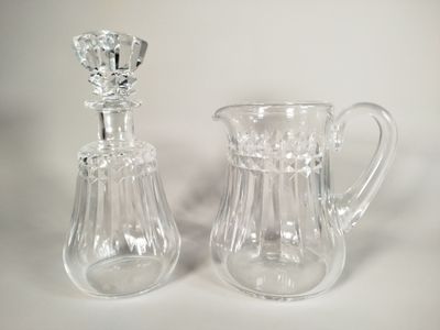 deux pichets en verre posés l'un à côté de l'autre sur une table