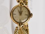 une image d'un gros plan d'une montre-bracelet sur une surface blanche
