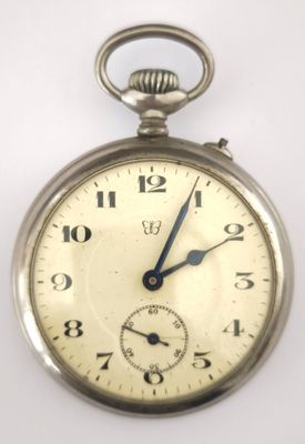 gros plan d'une montre de poche sur une surface blanche