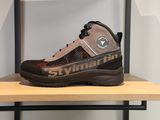 une photo d'une paire de chaussures de randonnée posée sur une étagère