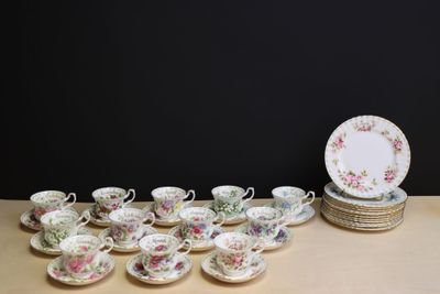 beaucoup de tasses et de soucoupes sur la table