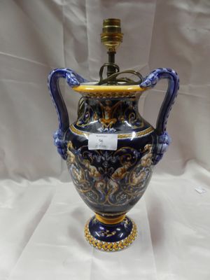 un vase bleu et doré sur fond blanc