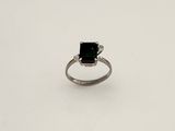 une image représentant une bague sertie d'une pierre verte