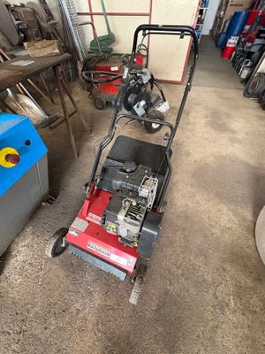 une tondeuse à gazon qui est rangée dans un garage