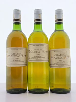 trois bouteilles de vin posées sur une table l'une à côté de l'autre