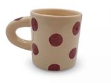 une tasse à café ornée d'un motif à pois