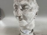 une statue représentant un homme assis sur une table