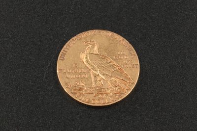 l'image d'une pièce d'or ornée d'un oiseau