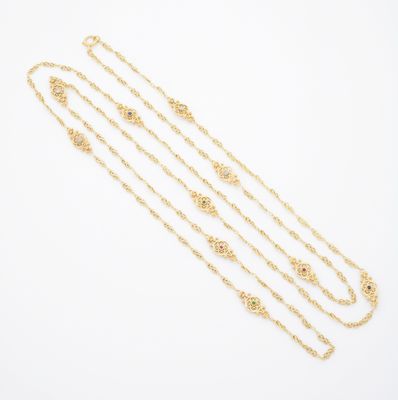 un lot de trois colliers à chaîne dorée