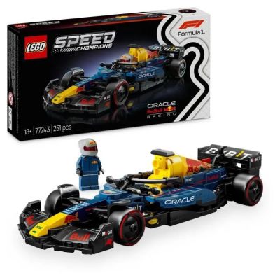 La voiture de course Lego se trouve dans la boîte avec le pilote.