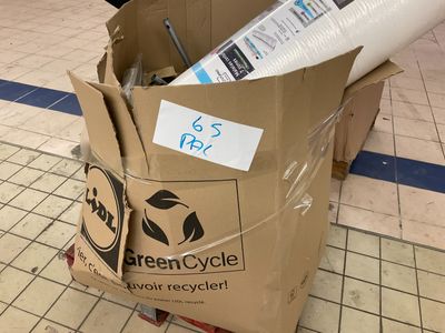 une boîte en carton contenant un rouleau de papier