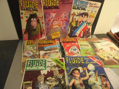 un grand nombre de bandes dessinées sur une table