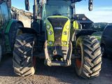 un tracteur garé dans la terre