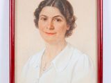 portrait d'une femme en chemise blanche dans un cadre rouge