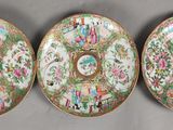 trois assiettes chinoises de la « famille » ornées de motifs floraux et bordées d'or