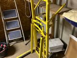 un chariot élévateur jaune dans un garage, à côté d'une étagère
