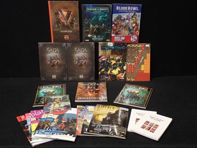 beaucoup de jeux vidéo posés sur une table noire