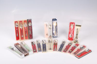 many different types of spoons and spoon knives in the package